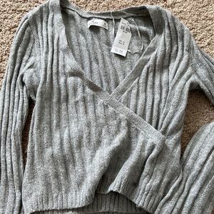 Hollis get low cut sweater